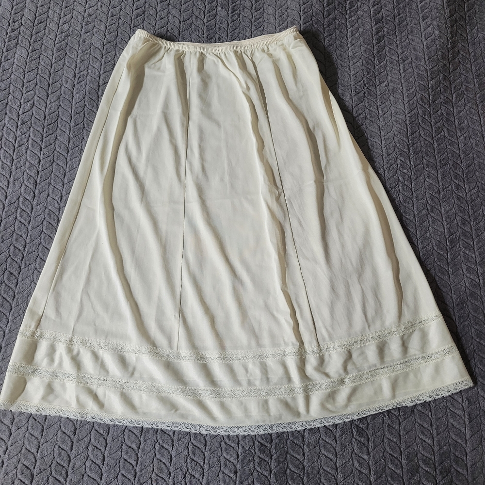*1Q half slip cream color paisley lace trim 24"X26"
